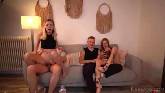 Nos follamos al lado de amigos que ven la tele con atención
