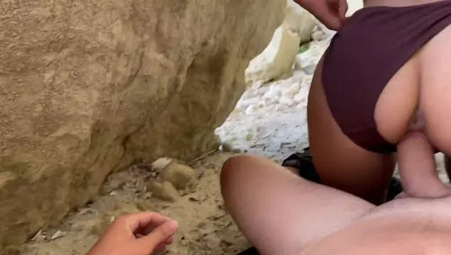 La hermosa chica en bragas hizo que el chico se corriera en 2 minutos