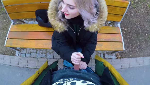 Pickup porno por dinero en un parque público con una chica caliente