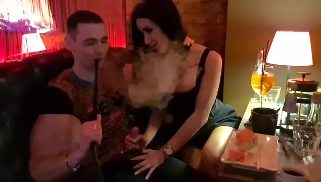 El tipo fuma hookah mientras la chica le chupa la verga - filtración de porno