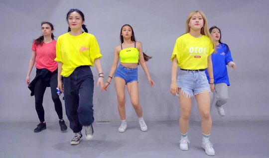 Jóvenes asiáticas sacuden sus tetas bailando juntas