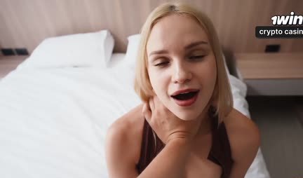 Rubia rusa se baja los shorts para sexo en POV