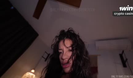 La belleza culona en medias no está en contra de un buen polvo real en casa