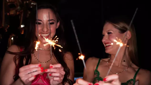 Jóvenes amigas se excitan en la fiesta y tienen sexo lésbico