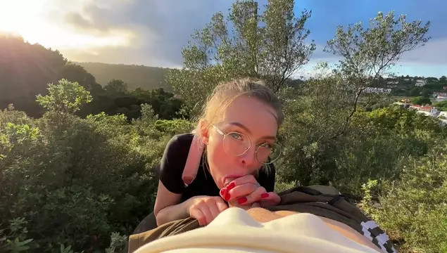 ¡Mierda, me pillaron chupando la polla a un chico en la naturaleza!