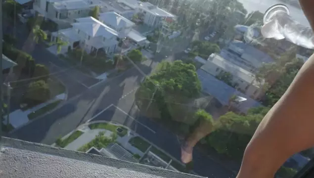 La rubia se folla con un dildo de goma en el balcón de Gold Coast, Queensland