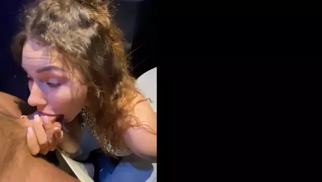 Una chica sabe cómo complacer a su novio y se traga su polla profundamente