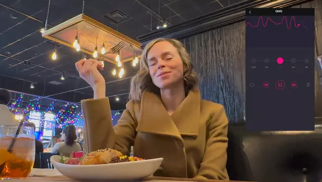 Apenas me contengo en el restaurante para no correrme por el vibrador controlado a distancia en la coño