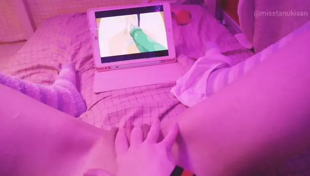 Joven chica ve porno de anime y se acaricia su coño mojado