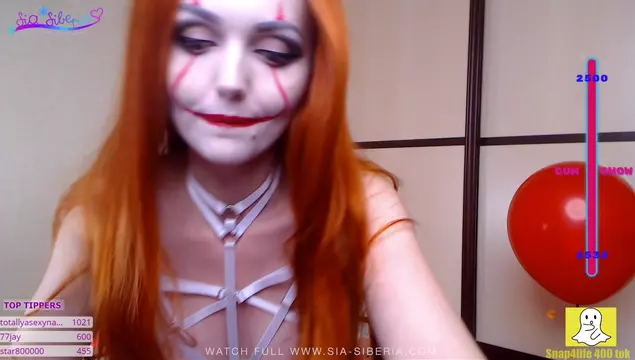 La pelirroja sexy de la película 'IT' juega con sus calientes agujeritos