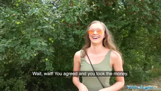 Ucraniana con tetas espectaculares se folla con un agente en el bosque por 200 euros